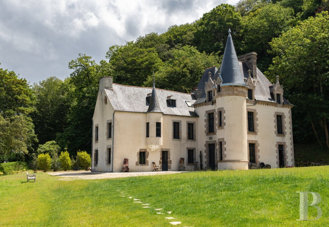 A set of two manor houses overlooks the Bay of Morlaix in Carantec on the north coast of Finistère - photo  n°1